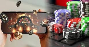 Pengguna membaca syarat promo dengan tenang